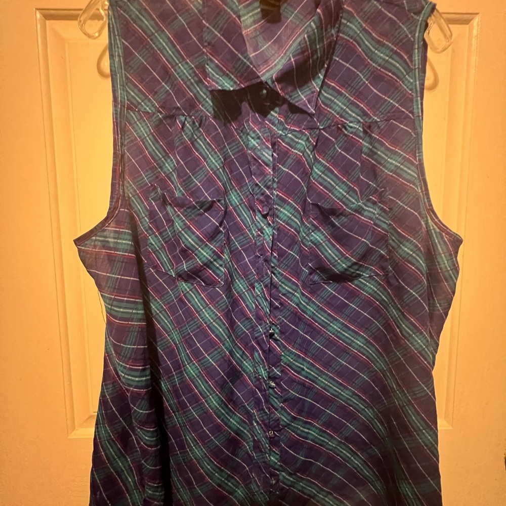 TORRID Multicolor pattern sleeveless blouse - Picture 5 of 6